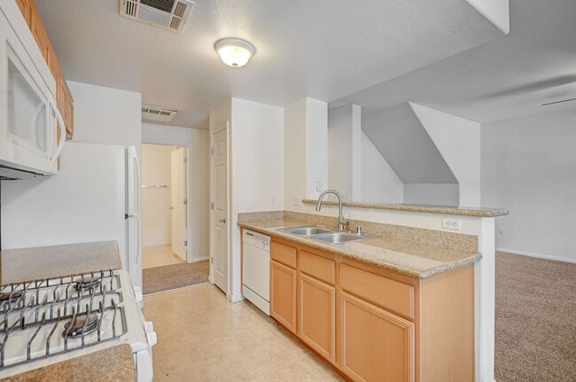 Building Photo - Charming 3-bed, 2-bath Downstairs Unit