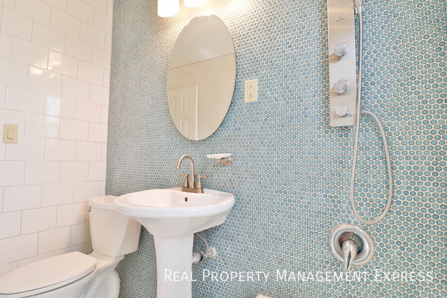 Building Photo - Spacious 2 Bedroom 2 Bath House with Bonus...