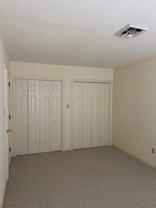 Building Photo - 303 Lake Pointe Dr