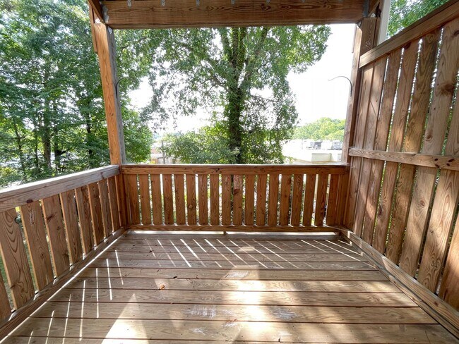 Building Photo - Wonderful location and features for this s...