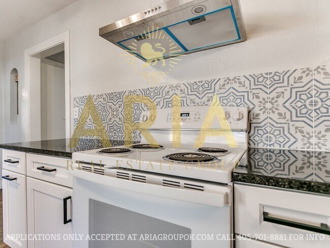 Building Photo - COMING SOON! 2 Bed/2 Bath Duplex Super Clo...