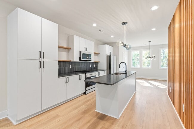 Building Photo - Modern, Move-In Ready Living in Plaza Midwood