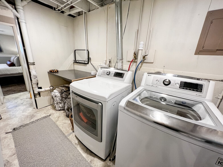 Building Photo - 323 SE Melody Ln