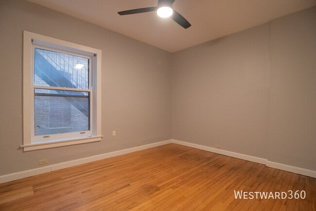 Building Photo - 844 W Lakeside Pl