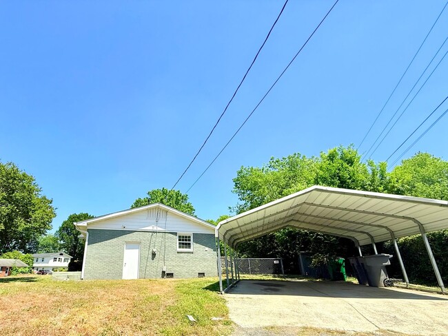 Building Photo - 4033 Fieldcrest Rd