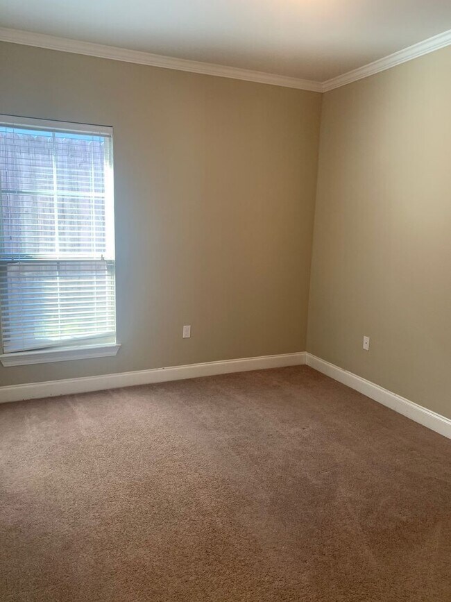 Building Photo - 4BR/3BA