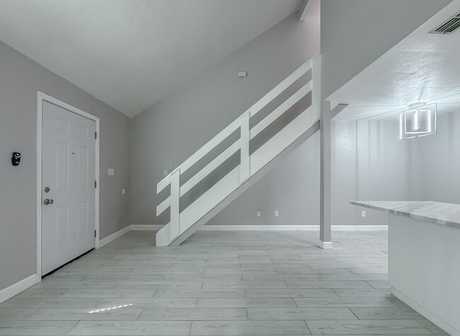 Building Photo - 934 S Lipona Rd