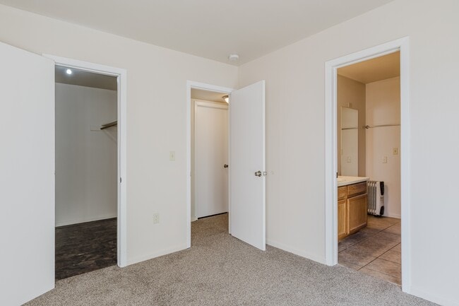 Building Photo - 21 W Golf Pl