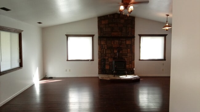 Building Photo - Amazing Country property!