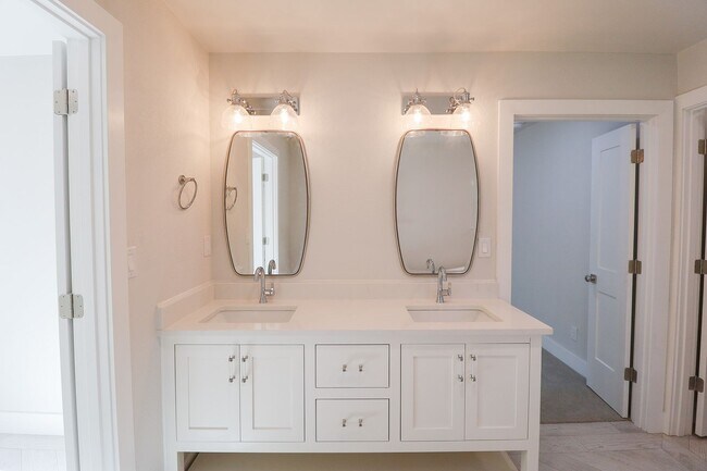 Building Photo - 4 Bed | 3 Bath on Keystone Lake!