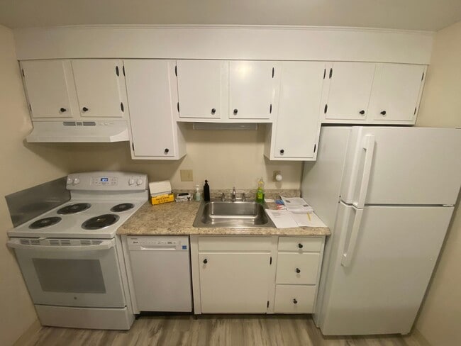 Building Photo - 2 Lions Ave