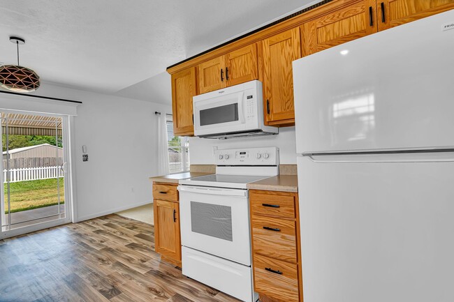 Building Photo - 3 bedroom 2 bath 2 Car Garage with fenced yard  for rent, Hollister, MO