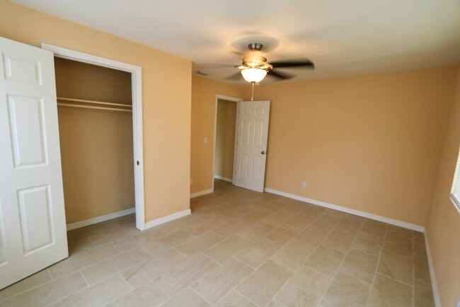 Building Photo - Like new 3bed/2bath home Tampa