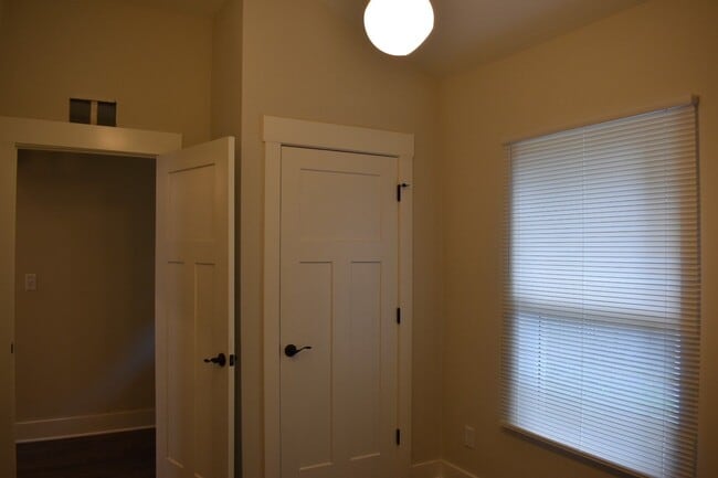 Building Photo - Renovated 3 Bedroom in Shelby Park close to Logan Street Market