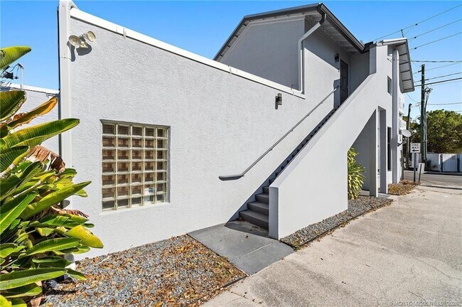 Building Photo - 310 SE Denver Ave