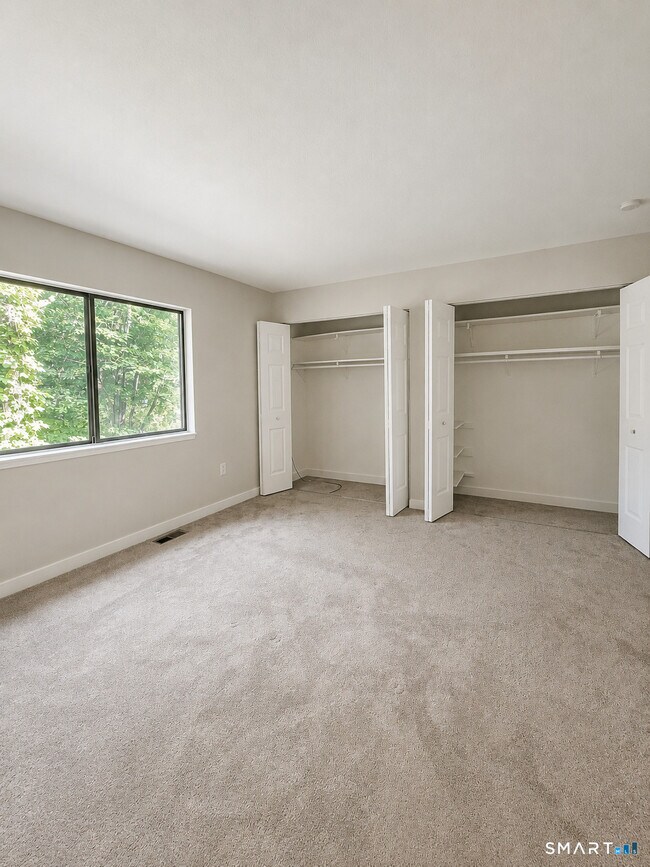 Building Photo - 5 Farmington Chase Crescent