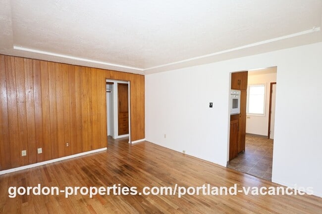 Building Photo - NE 65th Ave - End unit 1 bedroom apartment