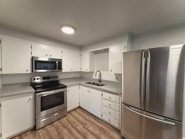 Building Photo - 1 Bedroom Apartment Available February 1st