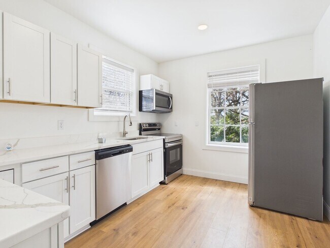 Building Photo - 1703 Oakdale Ave