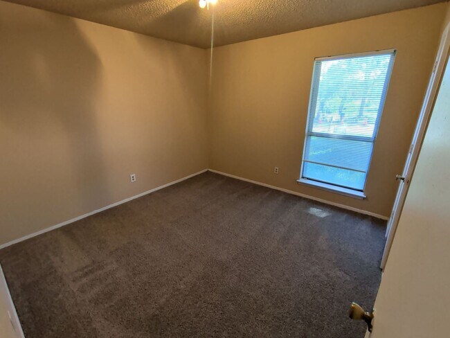 Building Photo - 4702 Green Hollow Dr