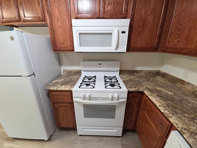 Building Photo - 2 Bedroom Apartment