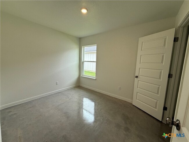 Building Photo - 903 Switchgrass Dr