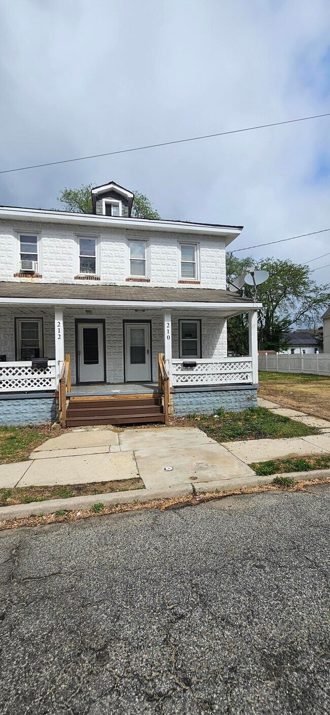 Building Photo - 210 W McNeal St