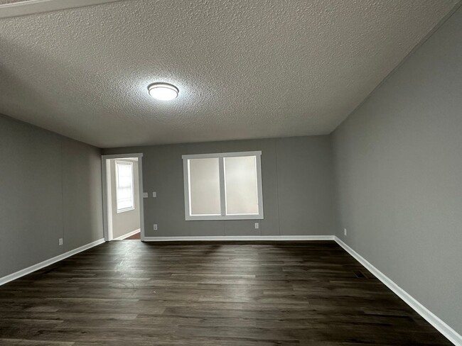 Building Photo - Country Living 3 Bedroom, 2 Bath Home in S...