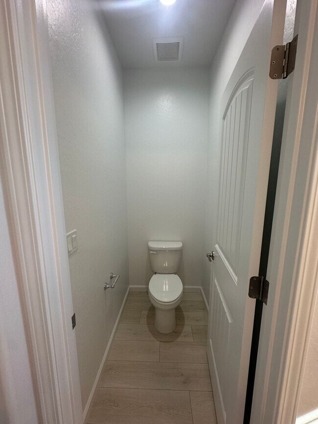 Building Photo - Newly built Woodside home located in Huckl...