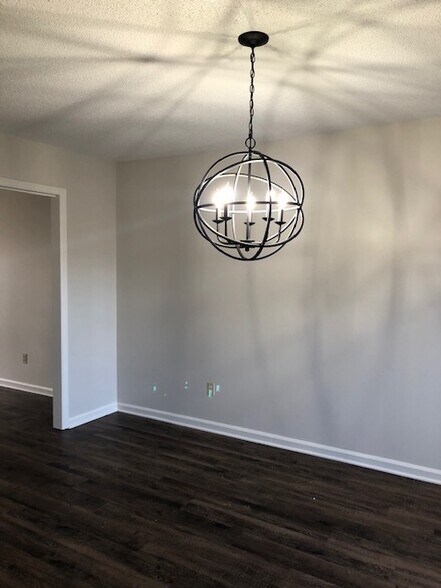 Dining room - 211 E Northpoint Avenue