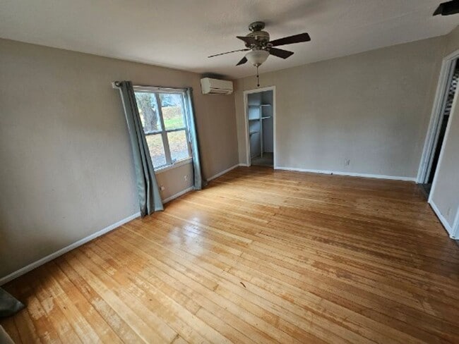 Building Photo - Rental in central Lakeport