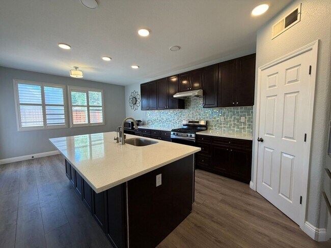 Building Photo - AVAILABLE NOW! LEASE TODAY! 4 Bedroom 3 Bath Elk Grove Home with Bonus Room!