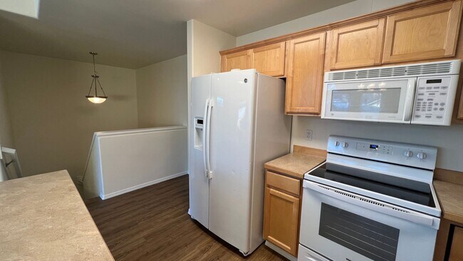 Building Photo - 3 Bed, 2.5 Bath - Beautiful Mountain Views - Close to JBER!