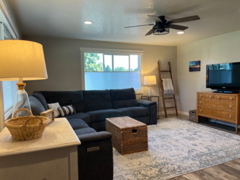 Building Photo - 912 E Harrison Ave