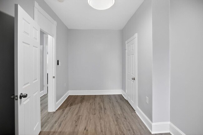 Building Photo - wonderful 3BR 1.5 Bath in the H st Corridor