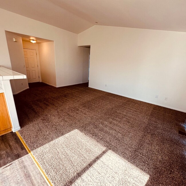 Building Photo - Charming Updated home with New LVP Flooring!