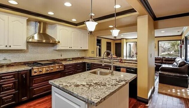 Building Photo - Spacious 5-Bedroom Home for Rent in Prime ...