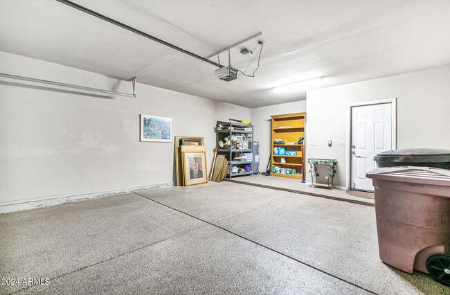 Building Photo - 8889 E Meadow Hill Dr