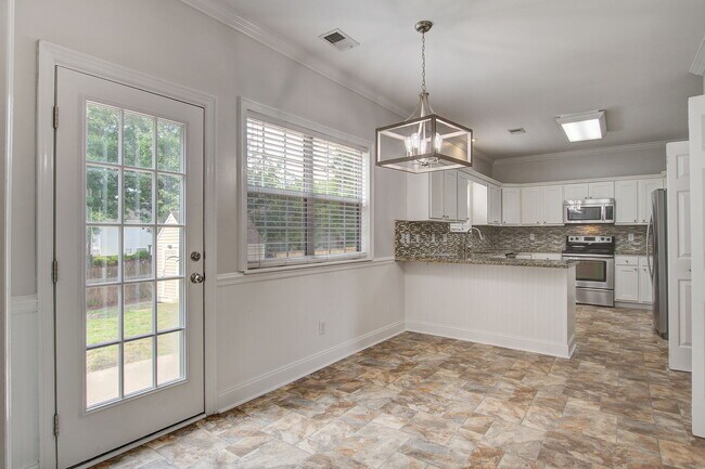 Building Photo - 207 N Pembroke Dr