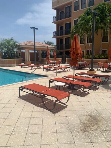 Pool /Deck - 511 Lucerne Ave