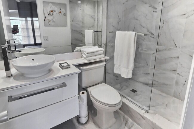 Building Photo - 3050 N Palm Aire Dr