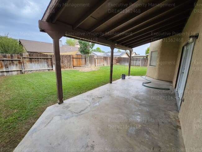 Building Photo - 3 bedrooms /2.5 bath two-story gem boasts ...