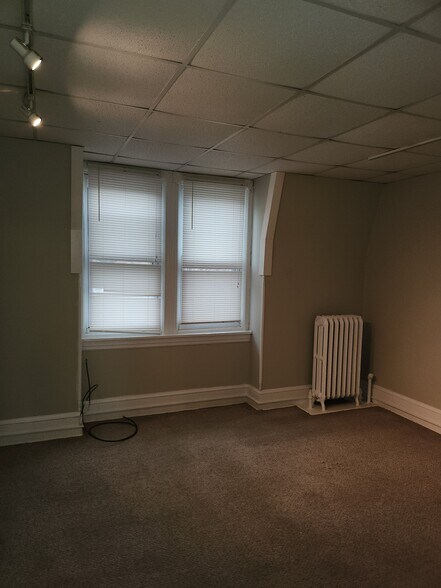 Building Photo - 132 Clymer St