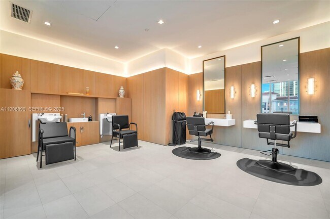 Building Photo - 700 NE 26th Terrace