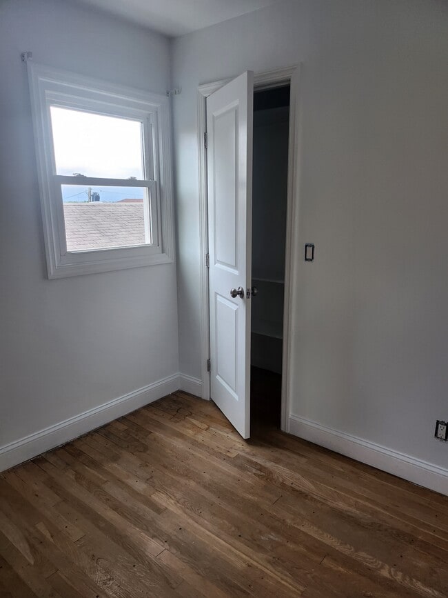 Building Photo - 9126 Grand Ave