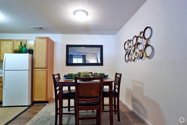 2BR, 2BA - 1010 SF - Jamison Park