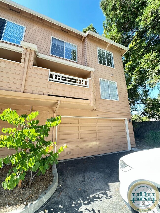 Building Photo - Charming 3BR|2.5BA Palo Alto Townhome – Pr...