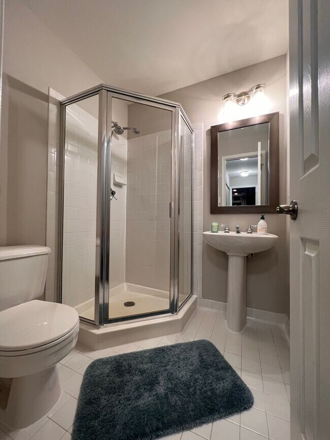 Building Photo - Heart's Desire End Unit Townhome 2700+ SqFt - Lowes Island