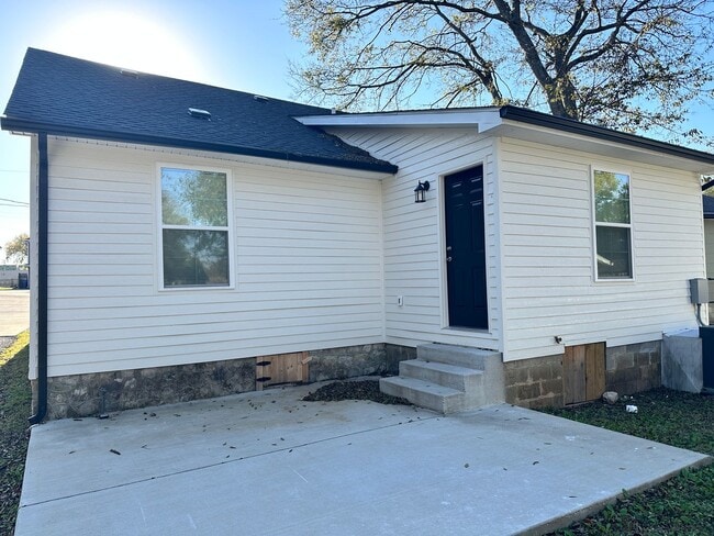 Building Photo - 102 W 15th Ave