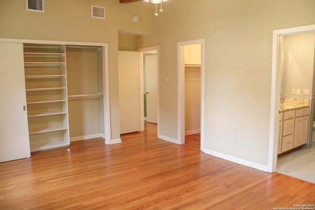 Building Photo - 539 Woodcrest Dr